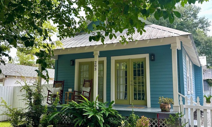 Old Town Cottage | Charming 2-bedroom cottage in fabulous Bay St. Louis with AC