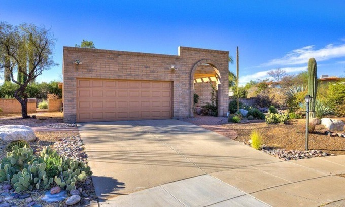 Colonia De Los Alamos House | Charming 2-bedroom house in welcoming Green Valley with WiFi, AC