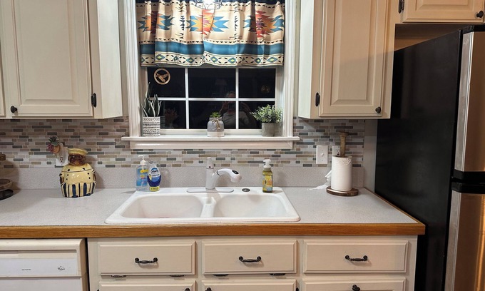 Lake Charles House | Charming 2-bedroom house on a large pound with WiFi, AC in lovely Lake Charles