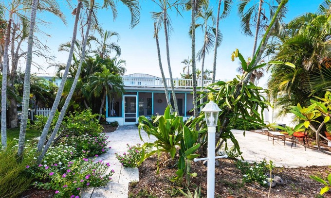 Longbeach Village House | Charming 2-bedroom house in gorgeous Longboat Key