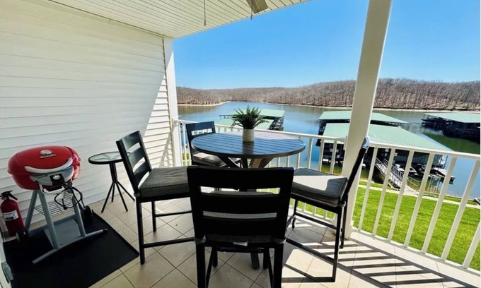 Kaiser Condo | Charming 2-bedroom condo in brilliant Osage Beach with AC, WiFi