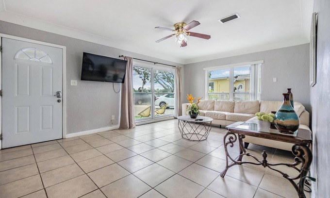 Bayou Shores House | Charming 2-bedroom townhome in St. Petersburg w/Dock and Free Kayaks