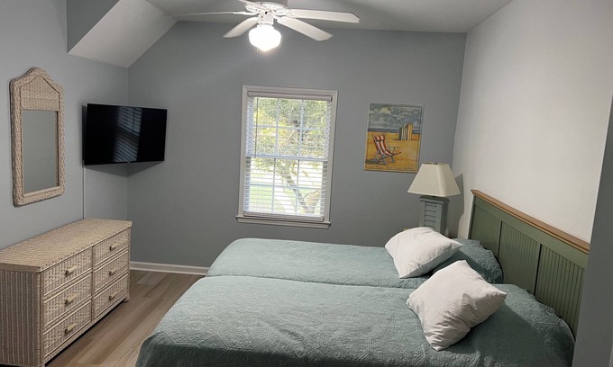 Sea Trail Condo | Charming 2-bedroom condo with fitness room and WiFi in wonderful Sunset Beach