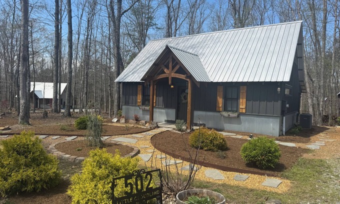 Rising Fawn House | Charming 2-BR 1BA with private hot tub near McLemore, Cloudland Canyon State Pk.