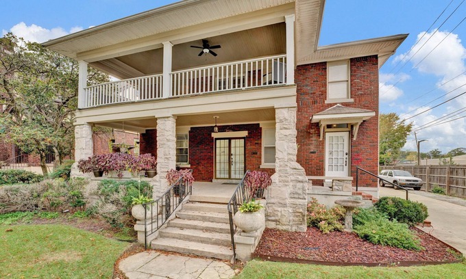 Central Gardens Apartment | Charming 2-BR apt 4 min to hospital, free WiFi, in Memphis Midtown, free parking