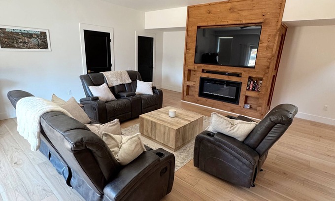 Flintstone House | Charming 2bedroom retreat minutes from Chattanooga & Lookout Mountain. Sleeps 7!