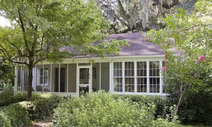Summerville Historic District House | Charming 2BR/2BA Guest House on Historic 2 acres in downtown Summerville!