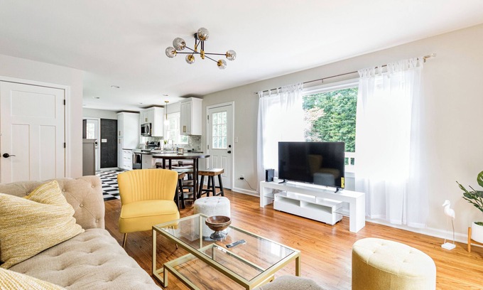 Raleigh House | Charming 2BR Cabin in Raleigh - starts at 3.5k/month