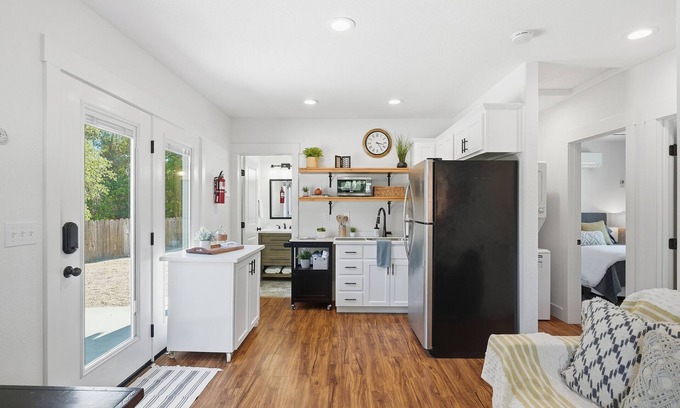 Boulder Creek Cottage | Charming 2BR Cottage Near Bethel-Peaceful Redding Retreat w/Trails Nearby