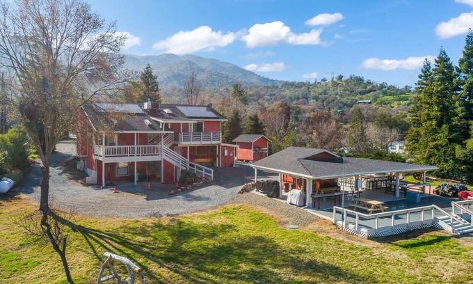 Three Rivers House | Charming 3-4 BR home with pool, river access & sweeping grounds