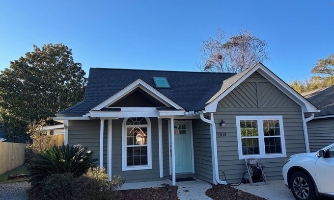 Mount Pleasant Cottage | Charming 3-bedroom cottage with WiFi, AC in Mount Pleasant