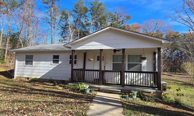 Mineral Bluff Cottage | Charming 3-bedroom pet-friendly cottage with fenced-in yard in Blue Ridge Mtns