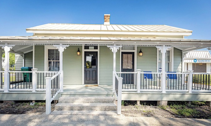 Biloxi Cottage | Charming 3-bedroom 1-K, 2-Q, 3-bath cottage, downtown Ocean Springs, No Kitchen.