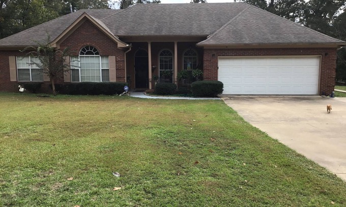 Benton House | Charming 3-bedroom 2.5 bath house in pleasant Yazoo City with plenty of space