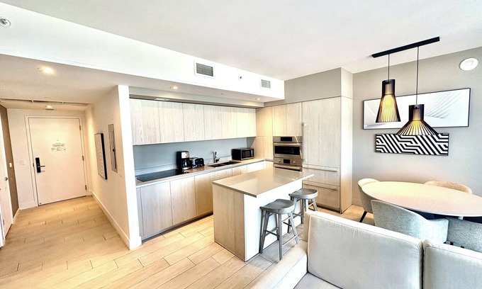 Grahams Island State Park Condo | Charming 3-bedroom At Hyde Beach House In Hollywood Beach + Beach & Pool Service