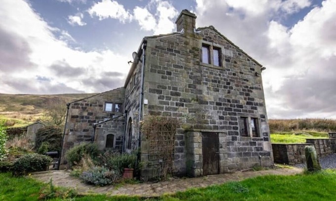 Lumbutts Cottage | Charming 3-bedroom cottage in lovely Todmorden with WiFi