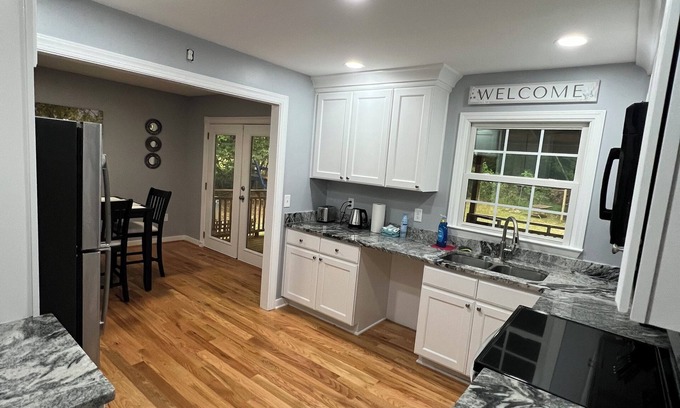 Toddville Road Cottage | Charming 3-bedroom cottage in pleasant Charlotte with AC, WiFinnn