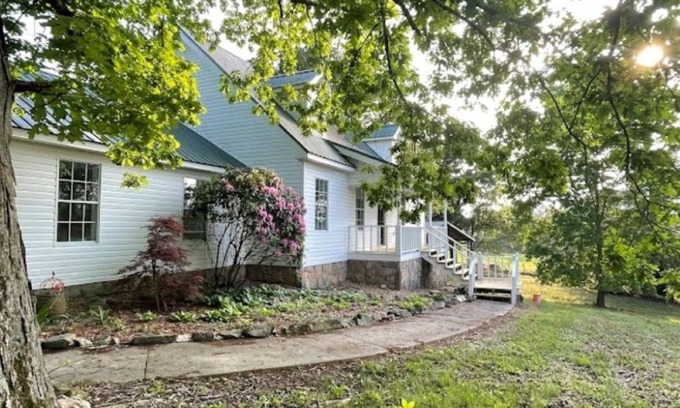 Dalton Other | Charming 3-bedroom farmhouse in Dalton