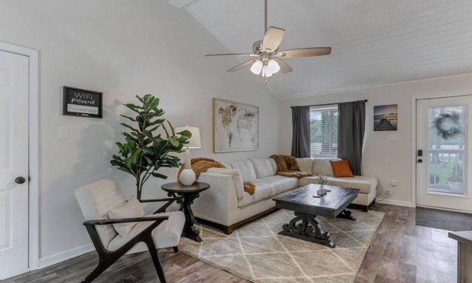 Fairfield Beach House | Charming 3-bedroom house with AC and WiFi in Thornville with Hot tube!
