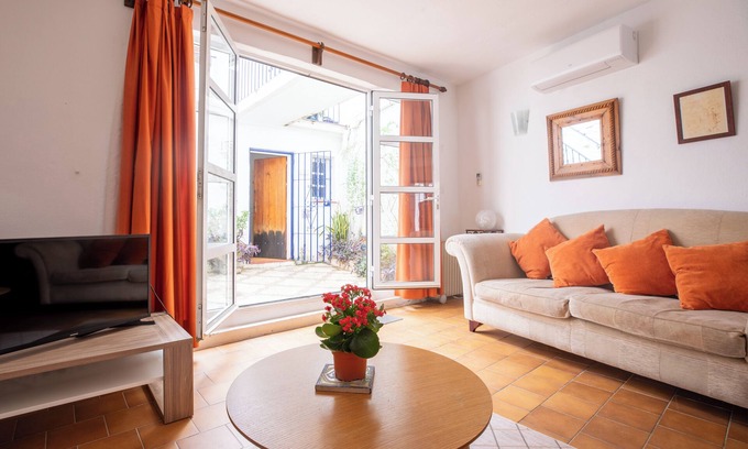 Historic Center of Estepona House | Charming 3-bedroom historic town house with WiFi, AC in Estepona