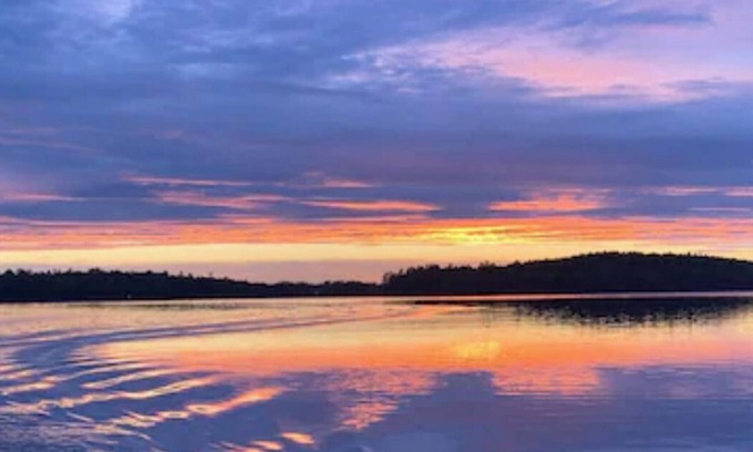 Baileyville House | Charming 3-bedroom house with AC, WiFi and complimentary Canoe