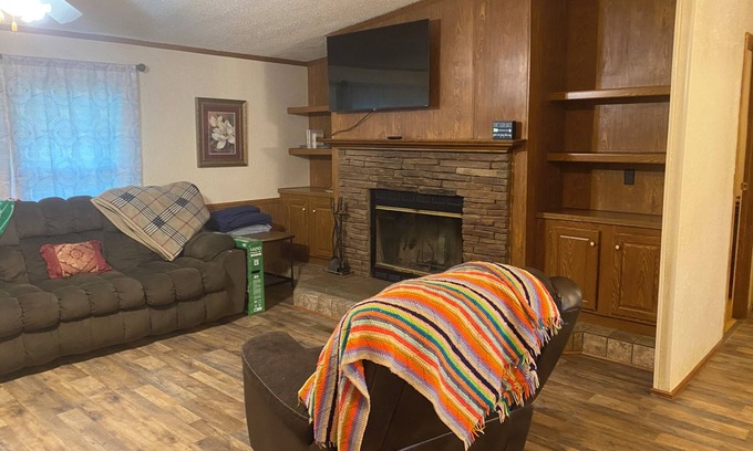 Plainview House | Charming 3-bedroom house with AC and WiFi in Plainview, surrounded by mountains.