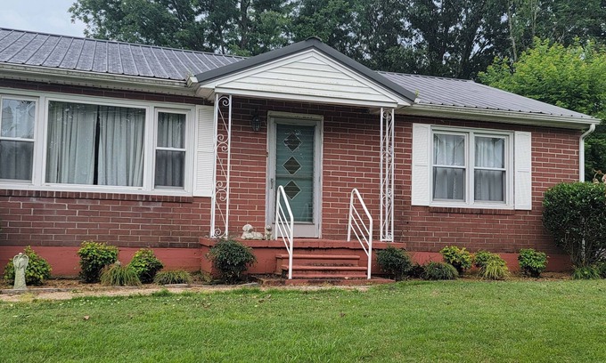 Bardwell House | Charming 3-bedroom house near ball park in quiet neighborhood