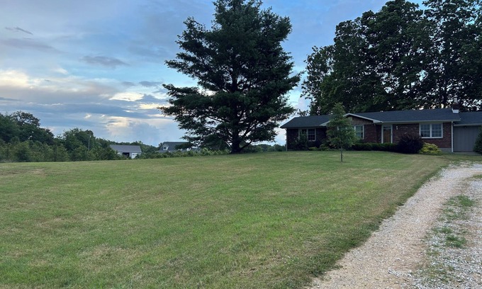 Big Spring House | Charming 3-bedroom house with WiFi and AC in Cecilia