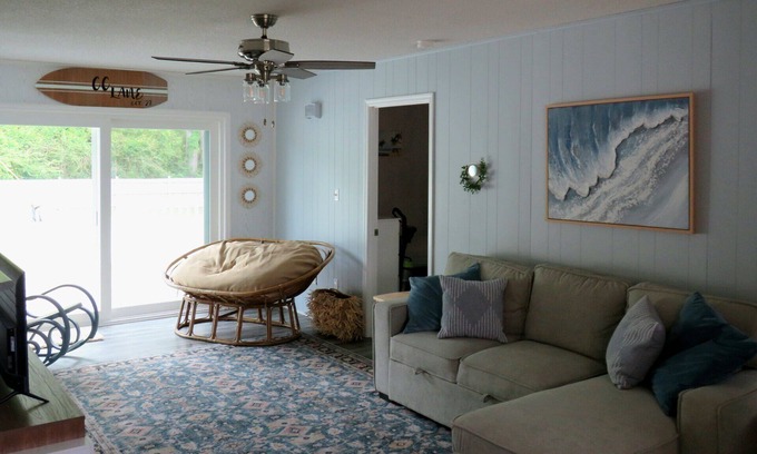 Morehead City House | Charming 3-bedroom house with Privacy Fence, Large Deck, Ping-Pong, Marina