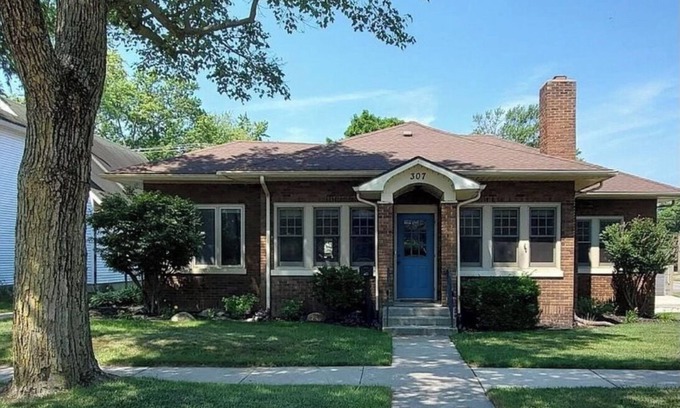 Culver House | Charming 3-bedroom house with AC and WiFi in Culver that sleeps 8.