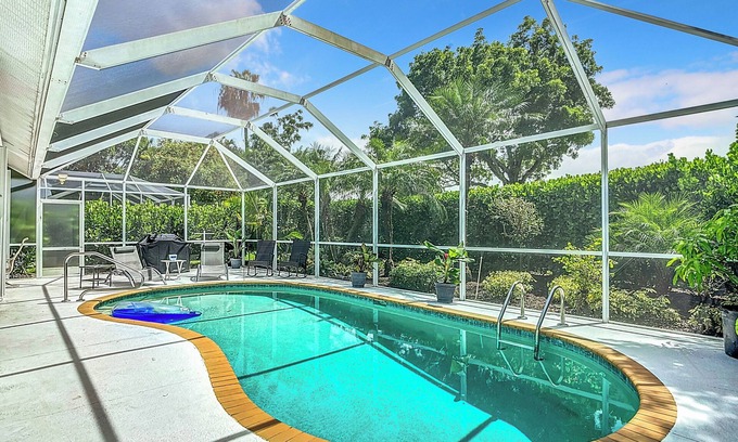 Falcons Glen House | Charming 3-bedroom house with lanai and heated pool in Lely Resort.