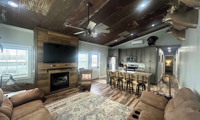 Hudson Cabin | Charming 3-bedroom lodge with AC, WiFi in tranquil Big Clifty