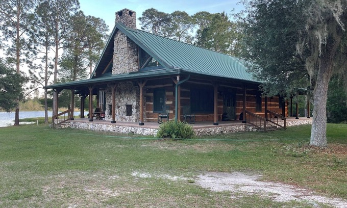 Paisley Cabin | Charming 3-bedroom lakefront cabin in welcoming Paisley