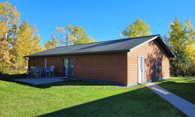 Roseau House | Charming 3-bedroom log home with sauna only 5 miles from Roseau.