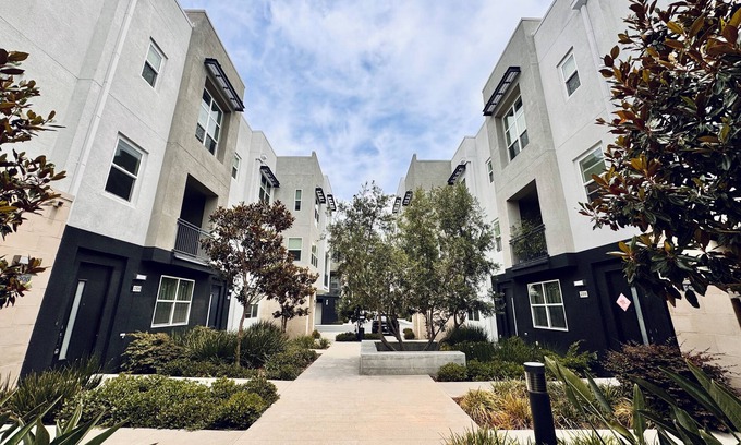 Irvine Business Complex House | Charming 3-bedroom townhome close to Newport beach SCP and Disney