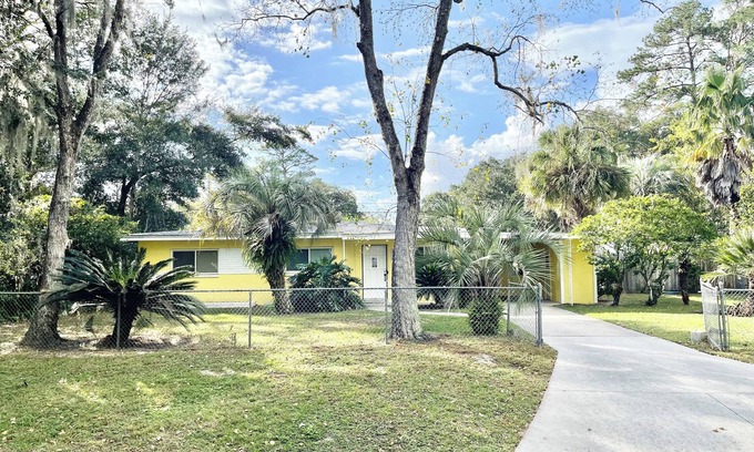 Hazel Heights House | Charming 3-bedroom house with Private Pool and Hot Tub.