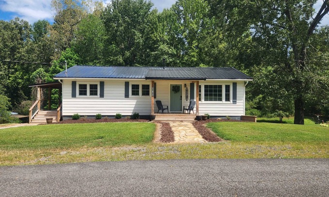 Grand Rivers House | Charming 3-bedroom house with AC and WiFi in Grand Rivers.