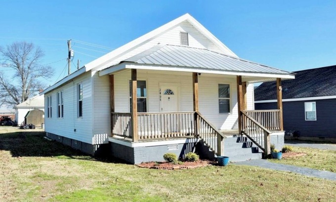 Guntersville Cottage | Charming 3-bedroom lake cottage, sleeps 4-7, in the fishing capital of the south