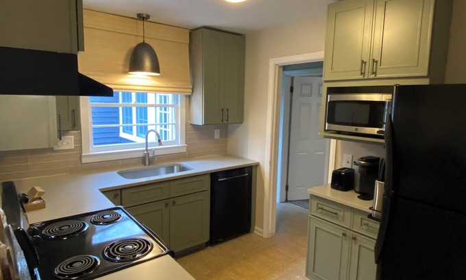 Silver Lake House | Charming 3-bedroom house with WiFi, in beautiful Silver Lake.