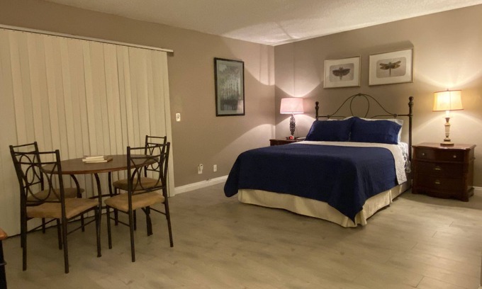 Paradise House | Charming 3 BRM 2 1/2 BA Townhouse Close to Airport