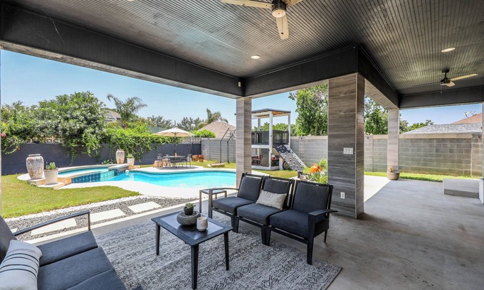 Bonanza House | Charming 3bdrm home with pool, fitness rm,and relaxing backyard North of Laredo.