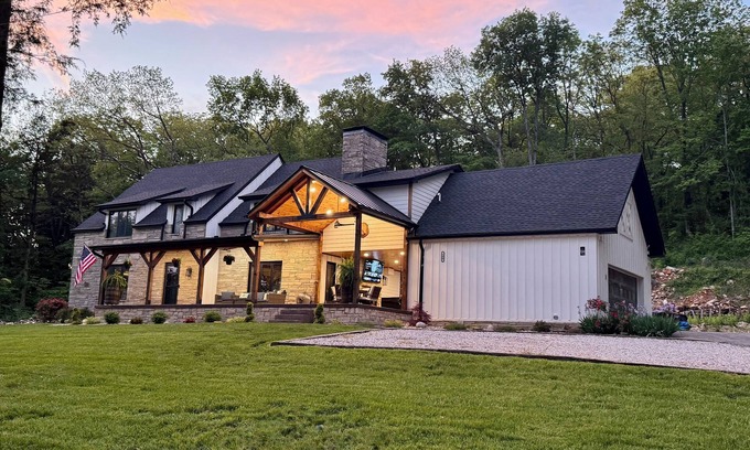 Bowling Green House | Charming 4-bedroom house with AC, WiFi in tranquil Bowling Green.