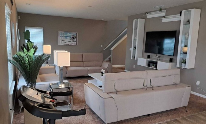 Plainfield House | Charming 4-bedroom house with AC, fitness room, WiFi in Plainfield