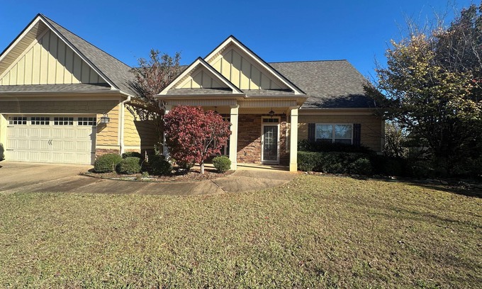 LaGrange House | Charming 4-bedroom home in lovely LaGrange 15 minutes from Great Wolf Lodge