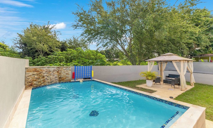 Tierras Nuevas Saliente House | Charming 4-bedroom house with AC, WiFi in lovely Manati