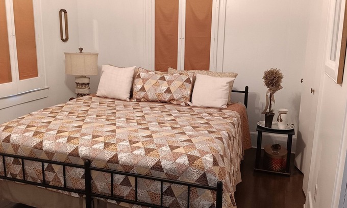 Shaw House | Charming 4-bedroom house with WiFi, AC in lovely Shaw