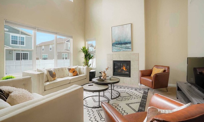 Longmont House | Charming 4BR Retreat｜Fenced Backyard, Pet-Friendly & Relocation Ready #41709