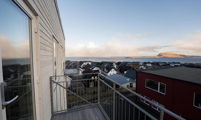 Hoyvik Apartment | Charming Artistic Retreat - Panoramic View