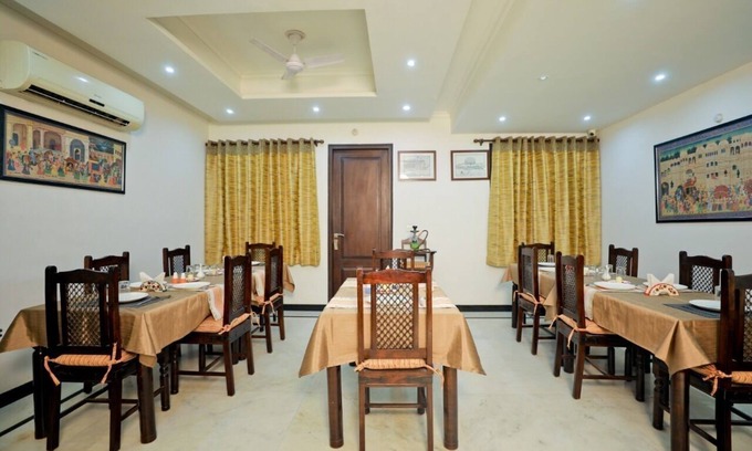 Basai House | Charming B&B with WiFi and AC in Wise Villa Agra 2