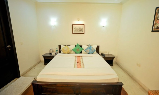 Basai House | Charming B&B with WiFi and AC in Wise Villa Agra 3